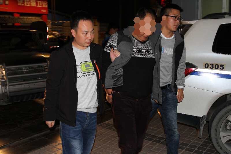 “雨伞黑影”专挑雨天入室抢劫强奸独居女 警方追踪10年将其抓获